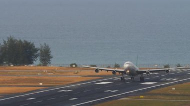 PHUKET, THAILAND - 25 Şubat 2025: Sivil uçak Mahan Air Airbus A340, EP-MMT iniş ve frenleme. Seyahat kavramı