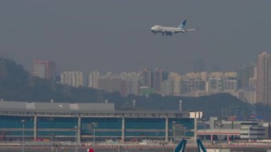 HONG KONG - 29 Ocak 2025: ASL Kargo Boeing 747 inişe yaklaşıyor. Uluslararası kargo şirketi. Jumbo jet uçuyor.