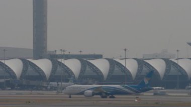 BANGKOK, THAILAND - 17 Mart 2025: Dreamliner Boeing 787, Umman Air 'den A4O-SF Suvarnabhumi Havaalanı, yan görüş.