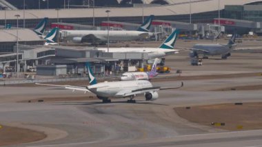 HONG KONG - 28 Ocak 2025: Airbus A350 Cathay Pacific, B-LRU, Hong Kong havaalanına indikten sonra fren yapıyor, vuruldu. Uçak geliyor. Seyahat kavramı