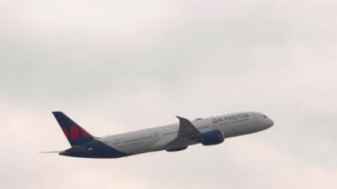 HONG KONG - 26 Ocak 2025: Air Premia Dreamliner Boeing 787, HL8388 Hong Kong Havaalanı 'ndan kalkış. Seyahat kavramı