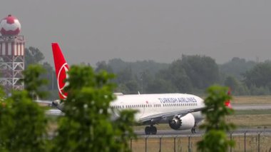 ALMATY, KAZAKHSTAN - 26 Haziran 2025: Boeing 737 MAX, Türk Hava Yolları 'ndan C-LYC Almaty havaalanından havalanmıştır. Yolcu uçağı kalkıyor