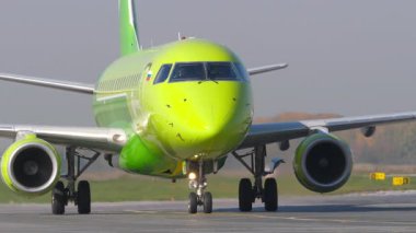 NOVOSIBIRSK, RUSYA FEDERASYONU - 18 Eylül 2025: S7 Airlines Embraer ERJ-170 RA-02866 Tolmchevo havaalanı pistinde, yan görüş, orta atış. Uçak pilotu görülebiliyor.