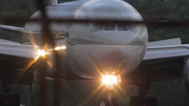 PHUKET, THAILAND - 19 Şubat 2025: Katar Havayolları A7-BAV 'nin geniş gövdeli Boeing 777' si Phuket havaalanı taksisinde. Turizm ve seyahat konsepti. Uçak taksisi, yan görüş