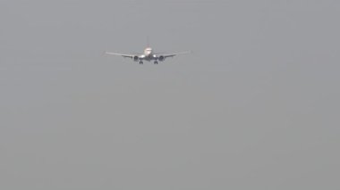 Tanımlanamayan üniformalı yolcu uçağı iniyor. Ticari uçak geliyor.