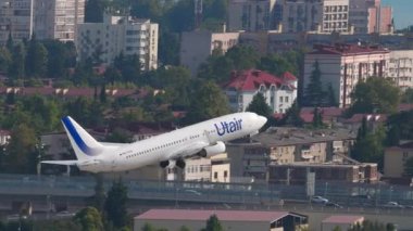 Tanımlanamayan üniformalı yolcu uçağı iniyor. Ticari uçak geliyor.