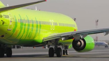 NOVOSIBIRSK, RUSYA FEDERASYONU - 18 Eylül 2025: S7 Airlines 'dan sivil uçak Boeing 737. Uçak pistte kaldı. Seyahat kavramı