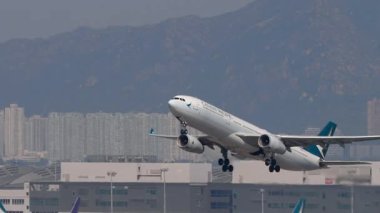 HONG KONG - 29 Ocak 2025: Yolcu uçağı Airbus A330, B-LAQ Cathay Pacific kalkışı. Uçak kalkıyor. Seyahat kavramı