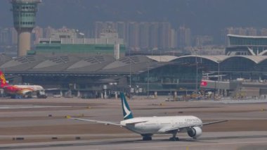HONG KONG - 29 Ocak 2025: Cathay Pacific Boeing 777, B-KQQ ivmesi ve kalkış Chek Kap Kok havaalanı, Hong Kong. Seyahat kavramı