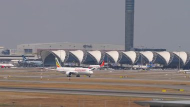BANGKOK, THAILAND - 16 Mart 2025: Etiyopya Havayolları, Boeing 787-9, ET-AXK, Dreamliner Bangkok havaalanından havalandı. Yolcu uçağı kalkıyor