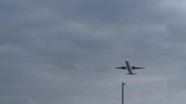 HONG KONG - 26 Ocak 2025: Hong Kong Express Airbus A321-200, B-LEB kalkış yapıyor. Seyahat kavramı