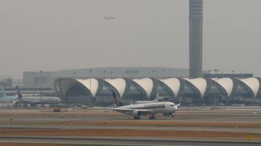 BANGKOK, THAILAND - 17 Mart 2025 Singapur Airlines Airbus A350, Suvarnabhumi havaalanından kalkıyor. Yolcu uçağı. Seyahat kavramı