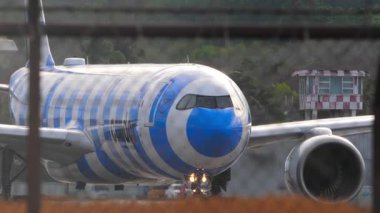 PHUKET, THAILAND - 24 Şubat 2025: Akbaba Airbus A330, Phuket havaalanında Mavi Deniz Livery taksisi ile D-ANRC. Uçak geliyor. Seyahat kavramı