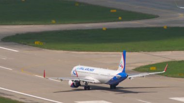 SOCHI, RUSSIA - 02 Ağustos 2022: Arka manzara, Ural Havayolları, Airbus A321, RA-73836 Sochi havaalanı pistinde. Yolcu uçağı. Seyahat kavramı