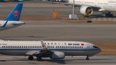 HONG KONG - 29 Ocak 2025: Boeing 737 B-5682 Air China, Chek Kap Kok havaalanı, Hong Kong, yan görüş alanından ayrılmadan önce piste iniyor.