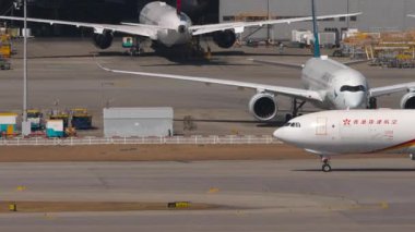 HONG KONG - 28 HAZİRAN 2025: Airbus A330, Hong Kong Havaalanı B-LNY Chek Kap Kok Havalimanı, yan görüş