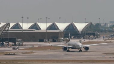 BANGKOK, THAILAND - 15 Mart 2025: Aeroflot Boeing 777, RA-73158 Suvarnabhumi havaalanı. Seyahat kavramı