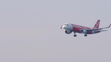 PHUKET, THAILAND - 13 Şubat 2023: Airbus A320 HS-BBM AirAsia Phuket havaalanına iniş yapıyor. Yolcu uçağı iniyor, iniyor. Seyahat kavramı
