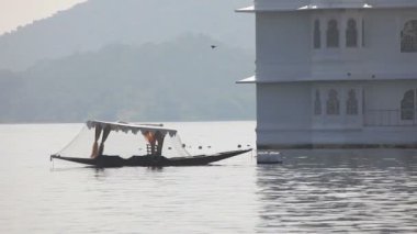 Tekne bir Udaipur Gölü