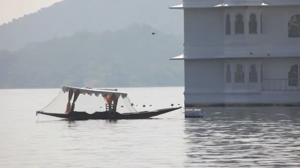 Loď Udaipur jezero — Stock video