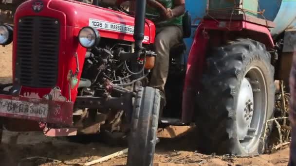 Traktor in der Wüste — Stockvideo