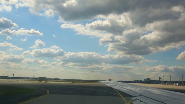 Lalu lintas di bandara Frankfurt — Stok Video
