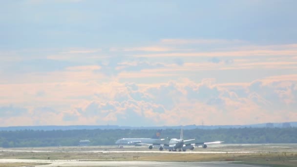 Frankfurt tráfego aeroportuário — Vídeo de Stock