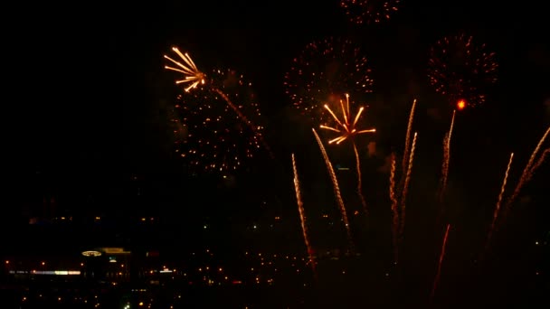 Fuegos artificiales flahing en el cielo — Vídeos de Stock