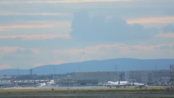 Frankfurt tráfego aeroportuário — Vídeo de Stock
