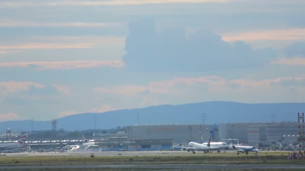 Tráfico en el aeropuerto de Frankfurt — Vídeos de Stock