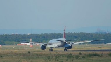 Uçak indikten sonra fren yapıyor.