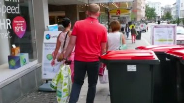 Şehrin içinden alışveriş sonra yürüyüş