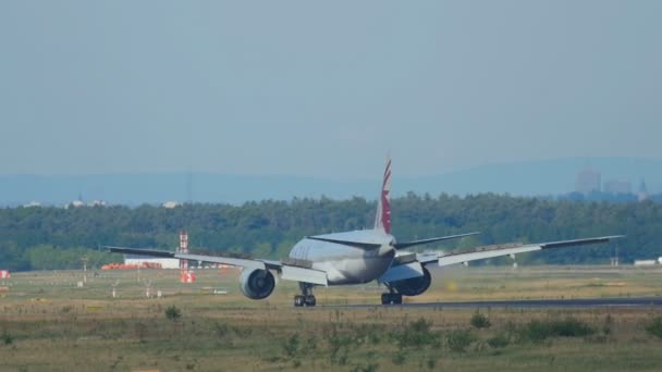 Flugzeug bremst nach der Landung — Stockvideo