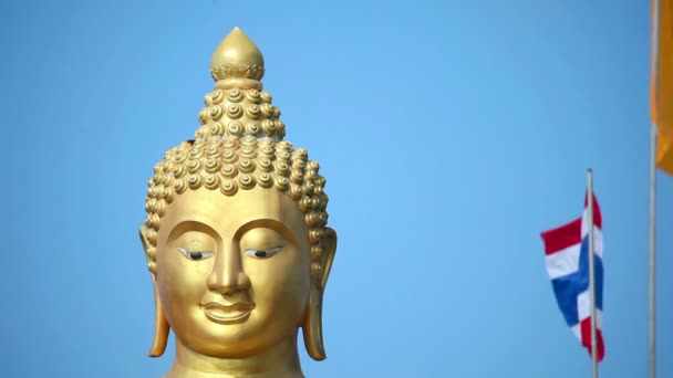 Buddha guld statyn på blå himmel bakgrund. — Stockvideo