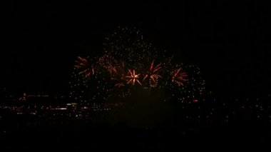 yanıp sönen gece gökyüzünde havai fişek