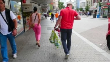 Şehrin içinden alışveriş sonra yürüyüş