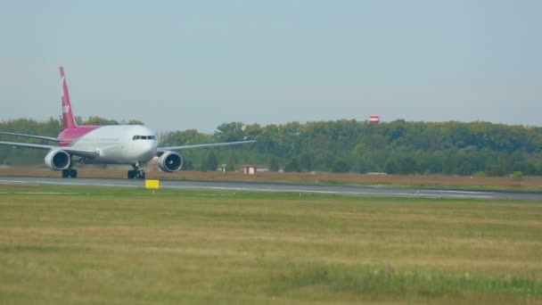 Avión en rodaje en pista — Vídeos de Stock