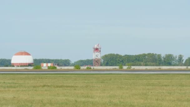 Vliegtuiglanding op landingsbaan — Stockvideo