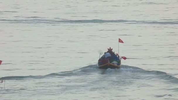 Los pescadores van al mar a pescar — Vídeos de Stock