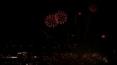 yanıp sönen gece gökyüzünde havai fişek.