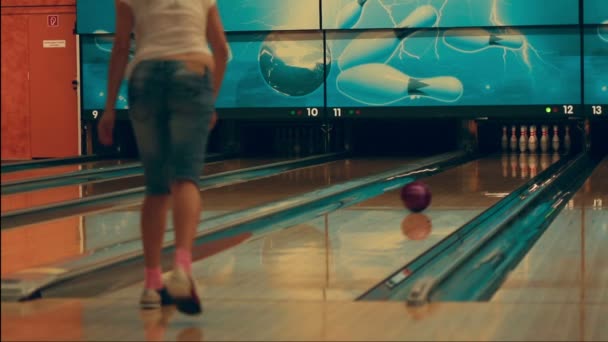 Meisje bowling spelen — Stockvideo