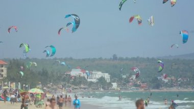 Uçurtmalar gökyüzünde uçuyor