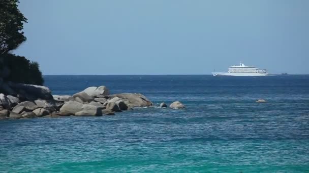 島の近くに船をホワイト — ストック動画