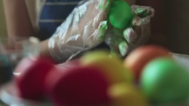 Coloring easter eggs — Stock Video