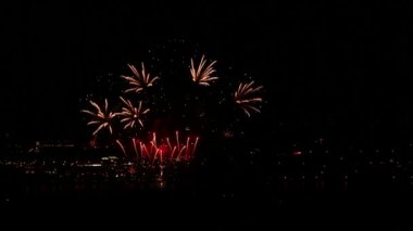 yanıp sönen gece gökyüzünde havai fişek