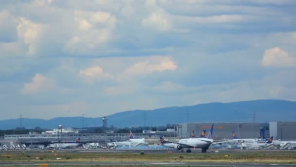 Repülőgép indulás Frankfurt — Stock videók