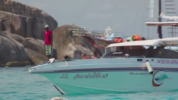 Tourists arrive on the Similan Islands — Stock Video