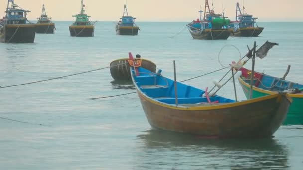 Pescador ir para o mar pescar — Vídeo de Stock