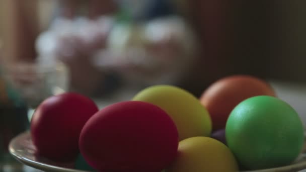 Colorare le uova di Pasqua — Video Stock