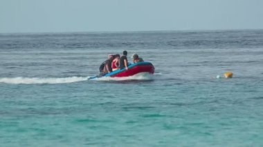 Şişme bir tekne turist